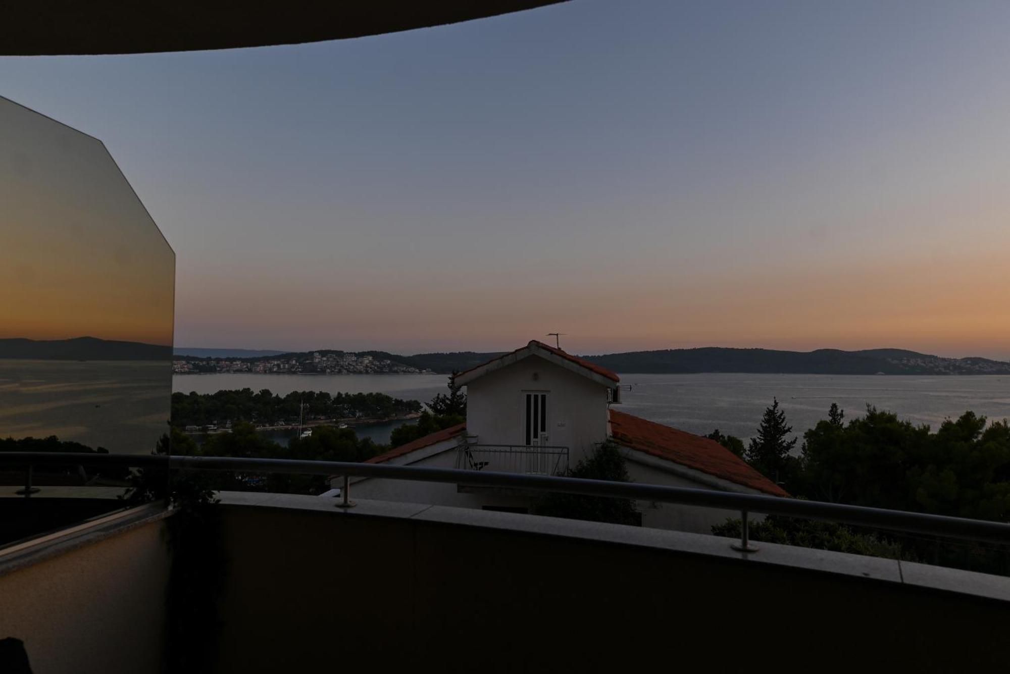 Sunny Place With Sea View Трогир Экстерьер фото